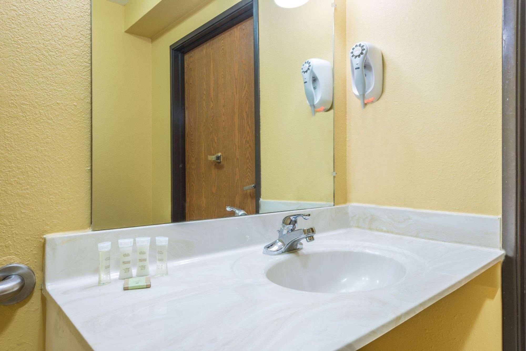 Super 8 By Wyndham Troy Il/St. Louis Area Hotel Luaran gambar