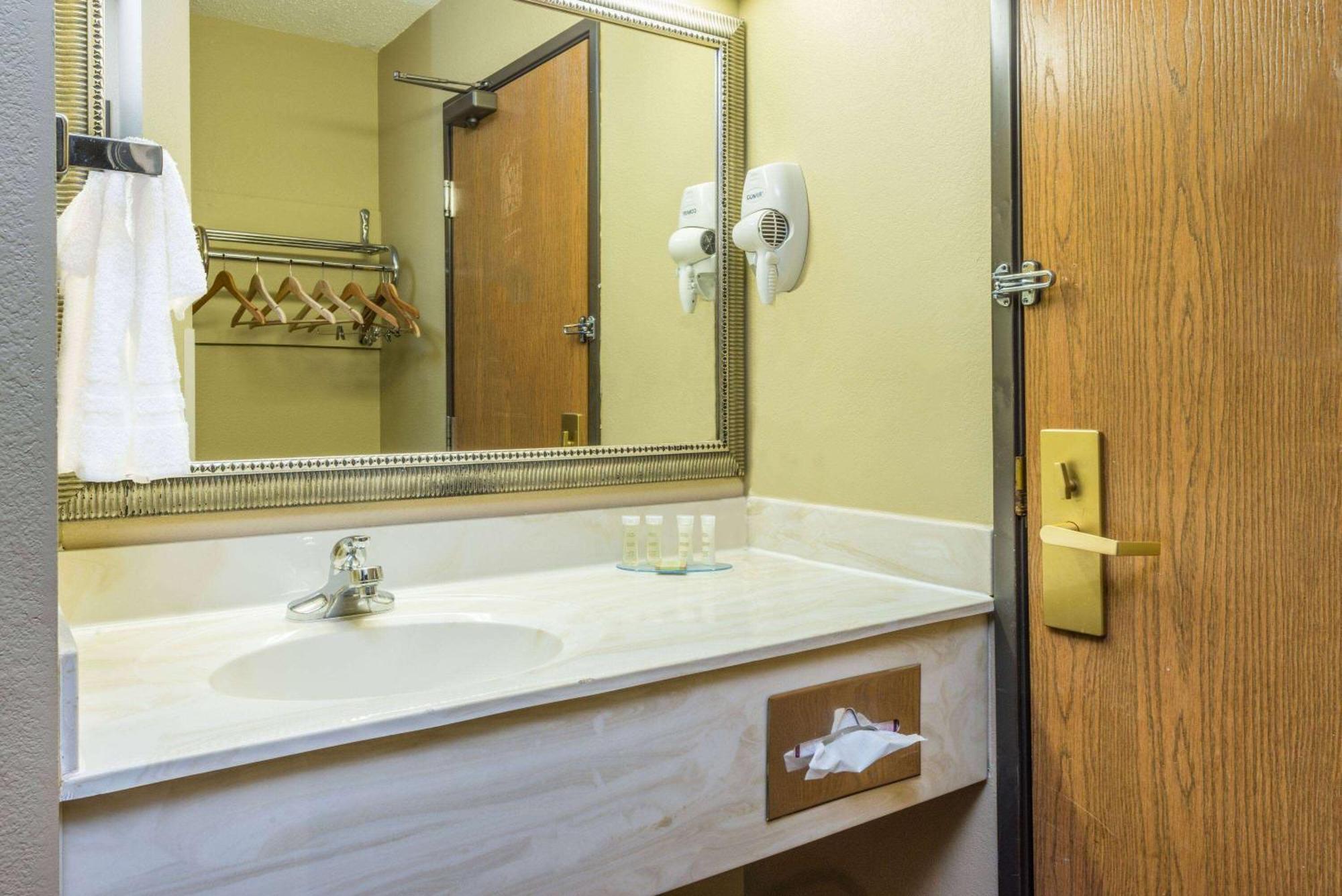 Super 8 By Wyndham Troy Il/St. Louis Area Hotel Luaran gambar